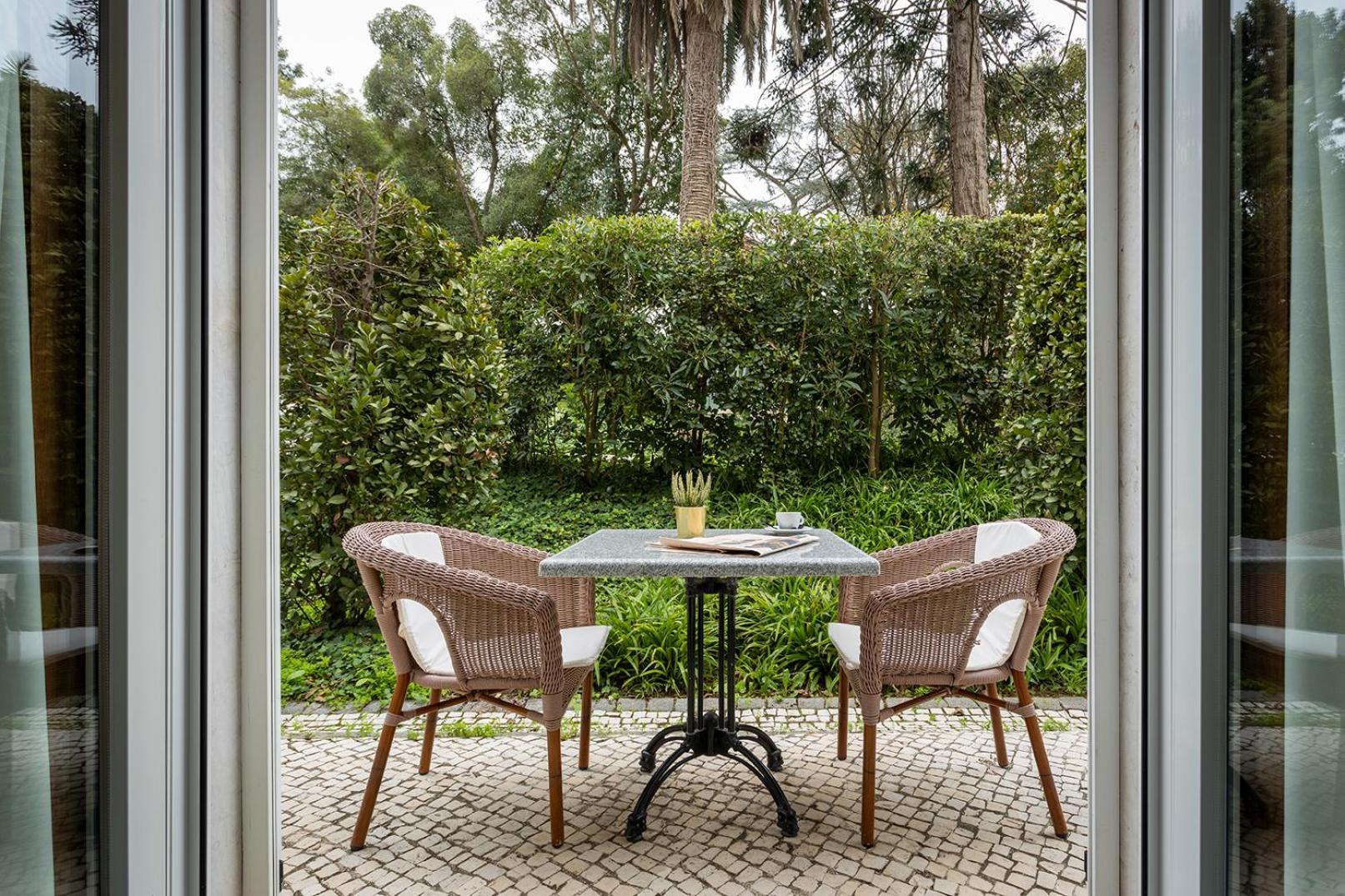 Habitación Doble con cama supletoria y vistas al jardín